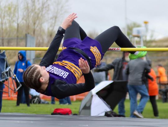 Bridgeport’s Dean qualifies for state in shot put, discus