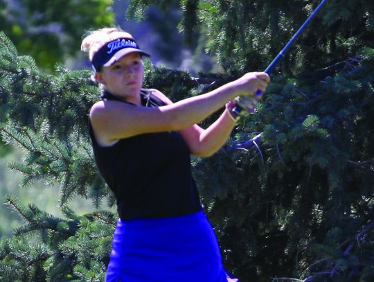 Bulldog golfers end season at districts