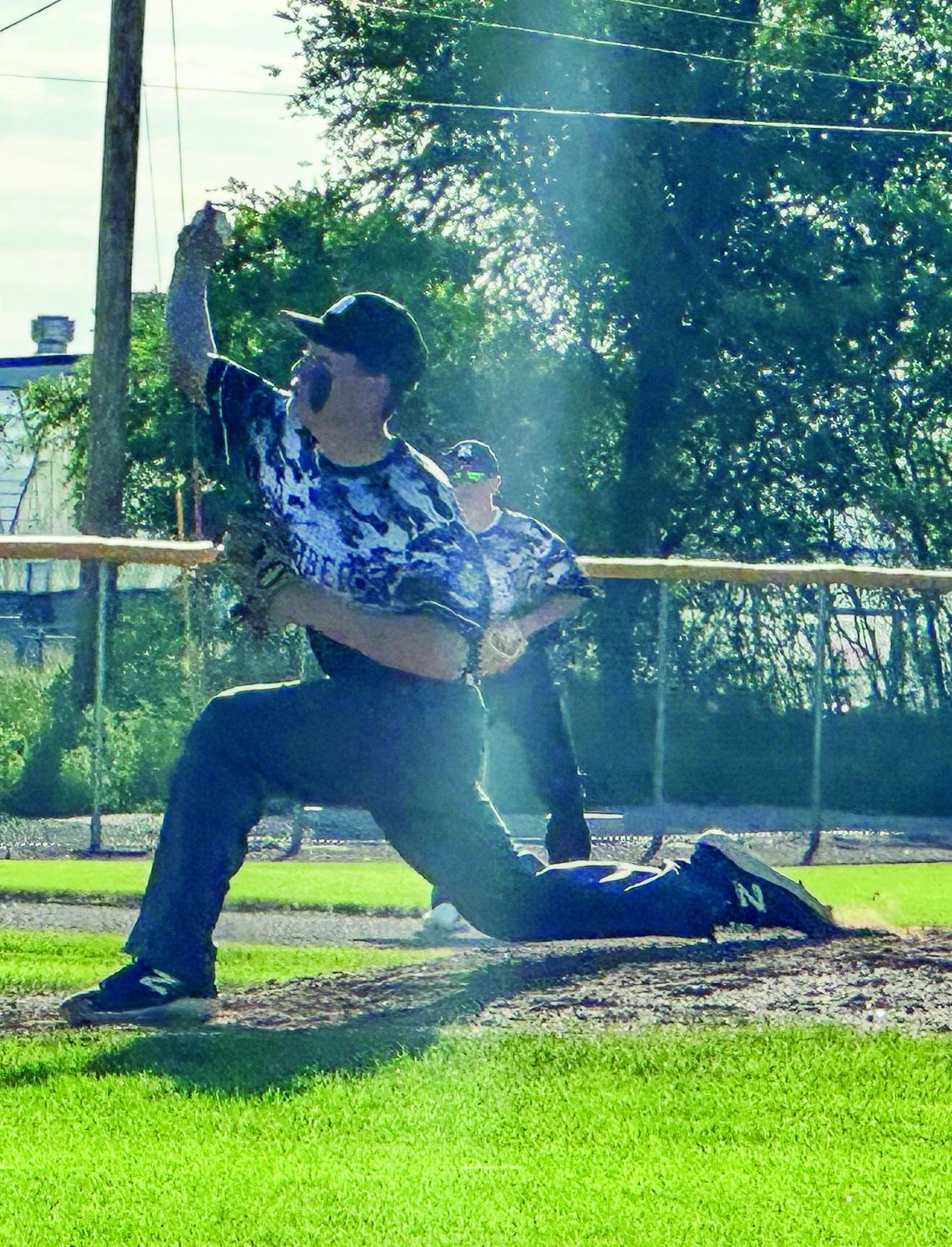 Elliott pitches gem, Bombers prep now 5-1